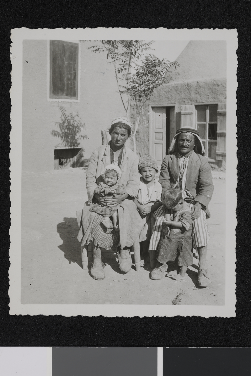 En armensk familie. Fotografi samlet inn i forbindelse med Elisabeth Meyers bok; En Kvinnes Ferd til Persia.