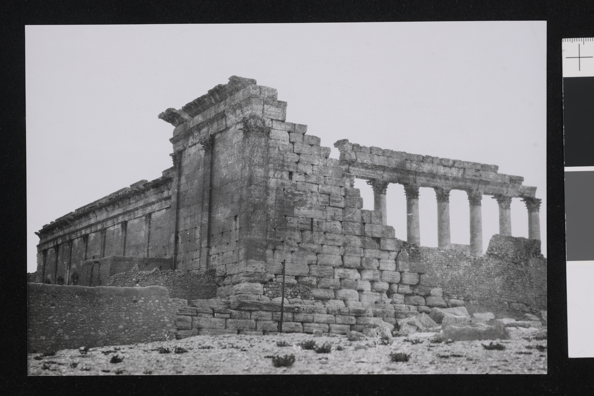 Baalstemplet i ruiner, Palmyra. Fotografi tatt i forbindelse med Elisabeth Meyers bok; En Kvinnes Ferd til Persia.