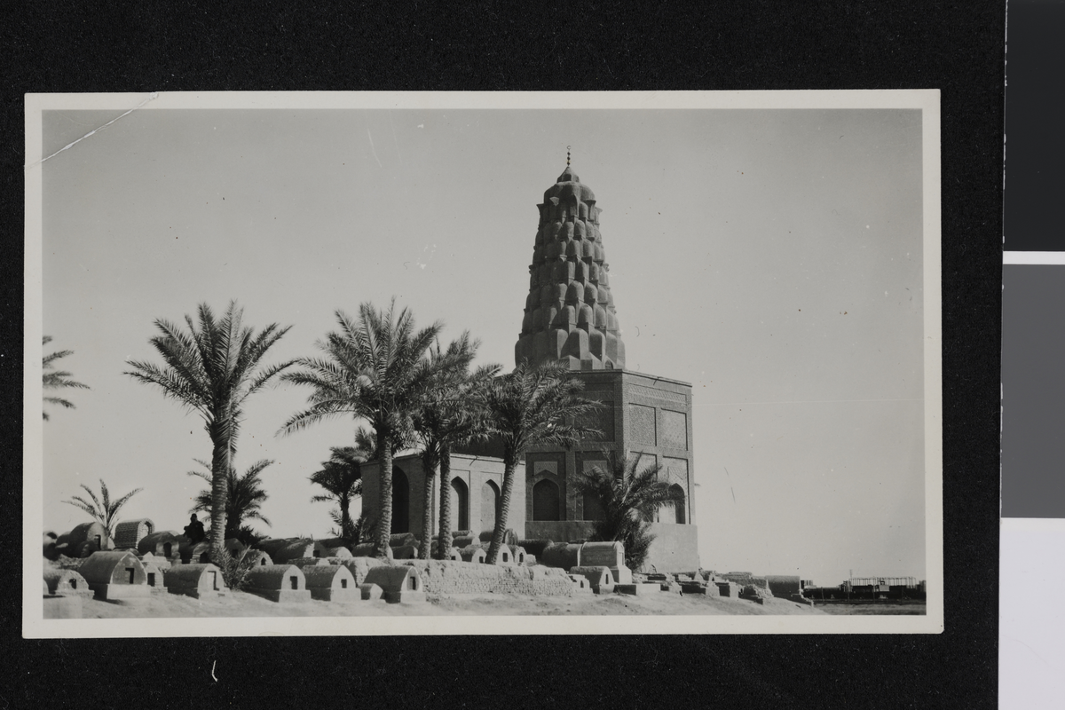 Gravplass i Bagdad. Fotografi tatt/ samlet i forbindelse med Elisabeth Meyers bok; En Kvinnes Ferd til Persia.