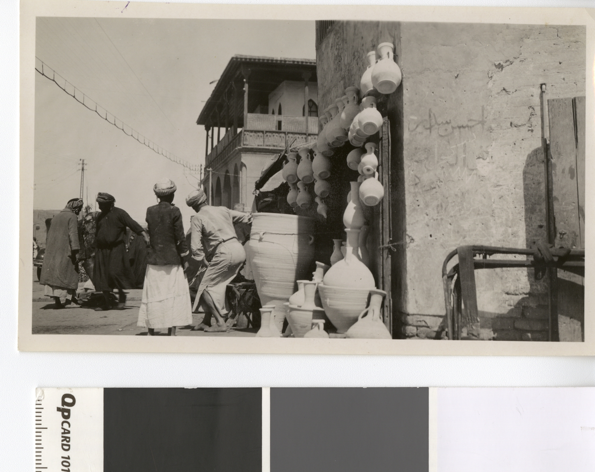 Bymiljø med krukker, Bagdad. Fotografi tatt/ samlet i forbindelse med Elisabeth Meyers bok; En Kvinnes ferd til Persia.