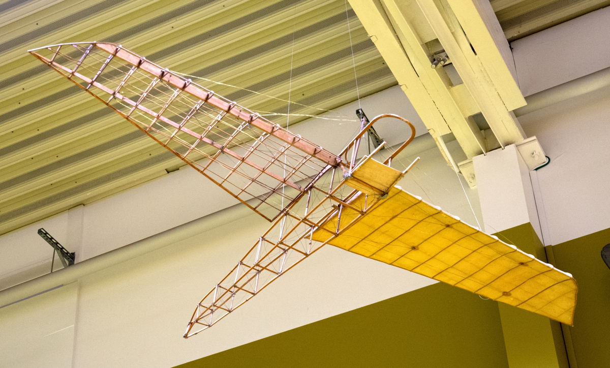 Flygplansmodell som visar bland annat vingens konstruktion.