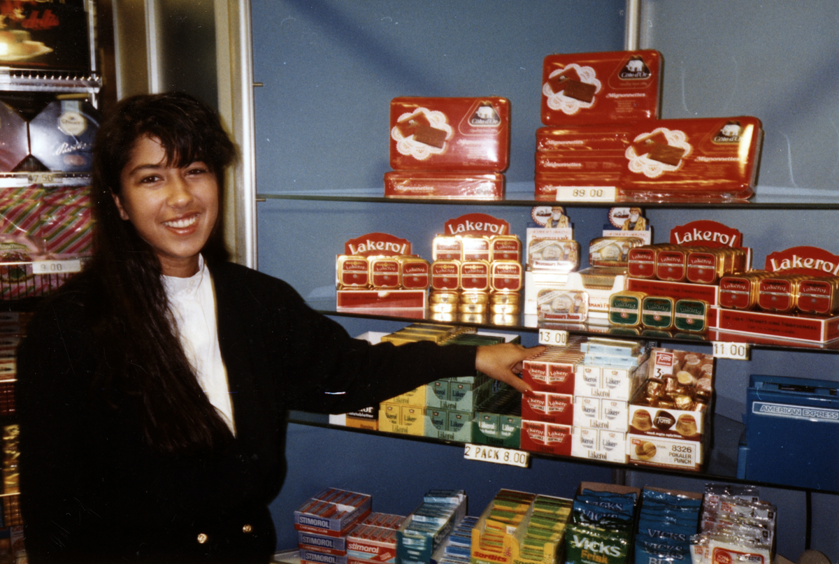 Ordinarie exponering i taxfree butiken på Arlanda utrikeshall11:e april 1989.