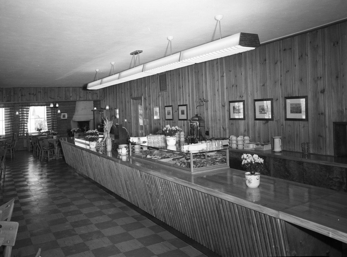 Interiørbilete av (Norsk Spisevognselskap) Jernbanerestauranten på Fagernes Stasjon, bygd i 1954.