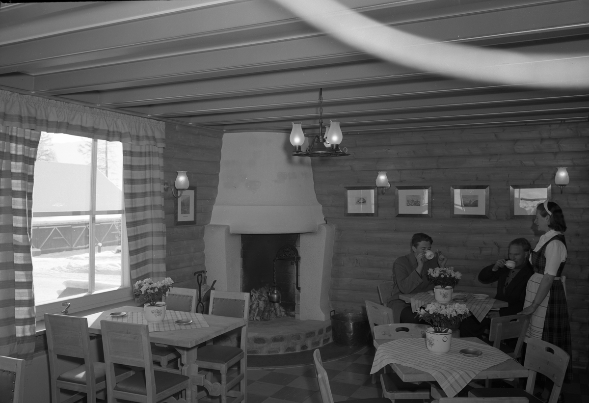 Interiørbilete av (Norsk Spisevognselskap) Jernbanerestauranten på Fagernes Stasjon, bygd i 1954.