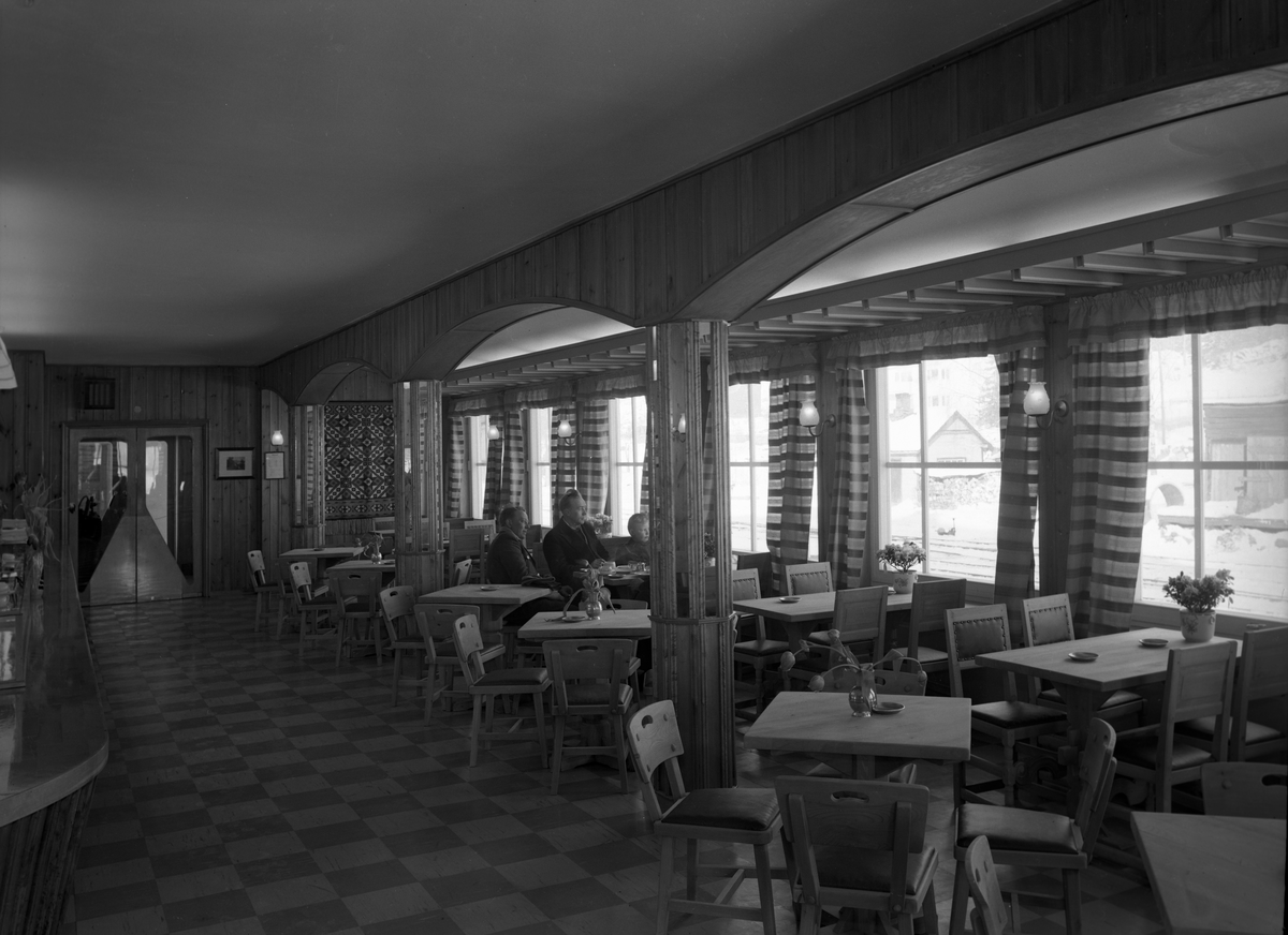 Interiørbilete av (Norsk Spisevognselskap) Jernbanerestauranten på Fagernes Stasjon, bygd i 1954.