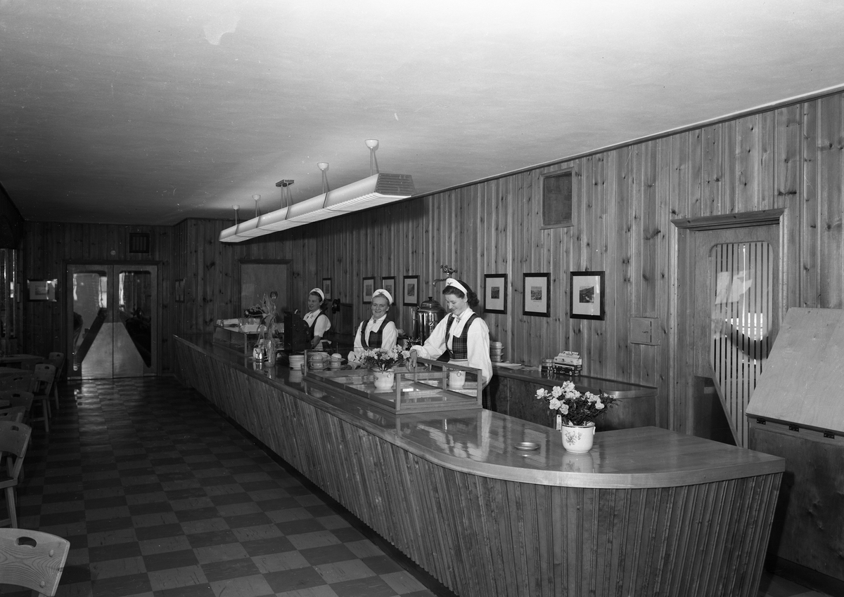 Interiørbilete av (Norsk Spisevognselskap) Jernbanerestauranten på Fagernes Stasjon, bygd i 1954.