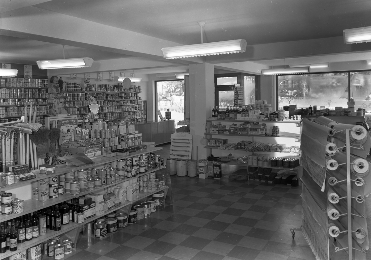 Diverse interiørbilder av Fagernes Fargehandel.