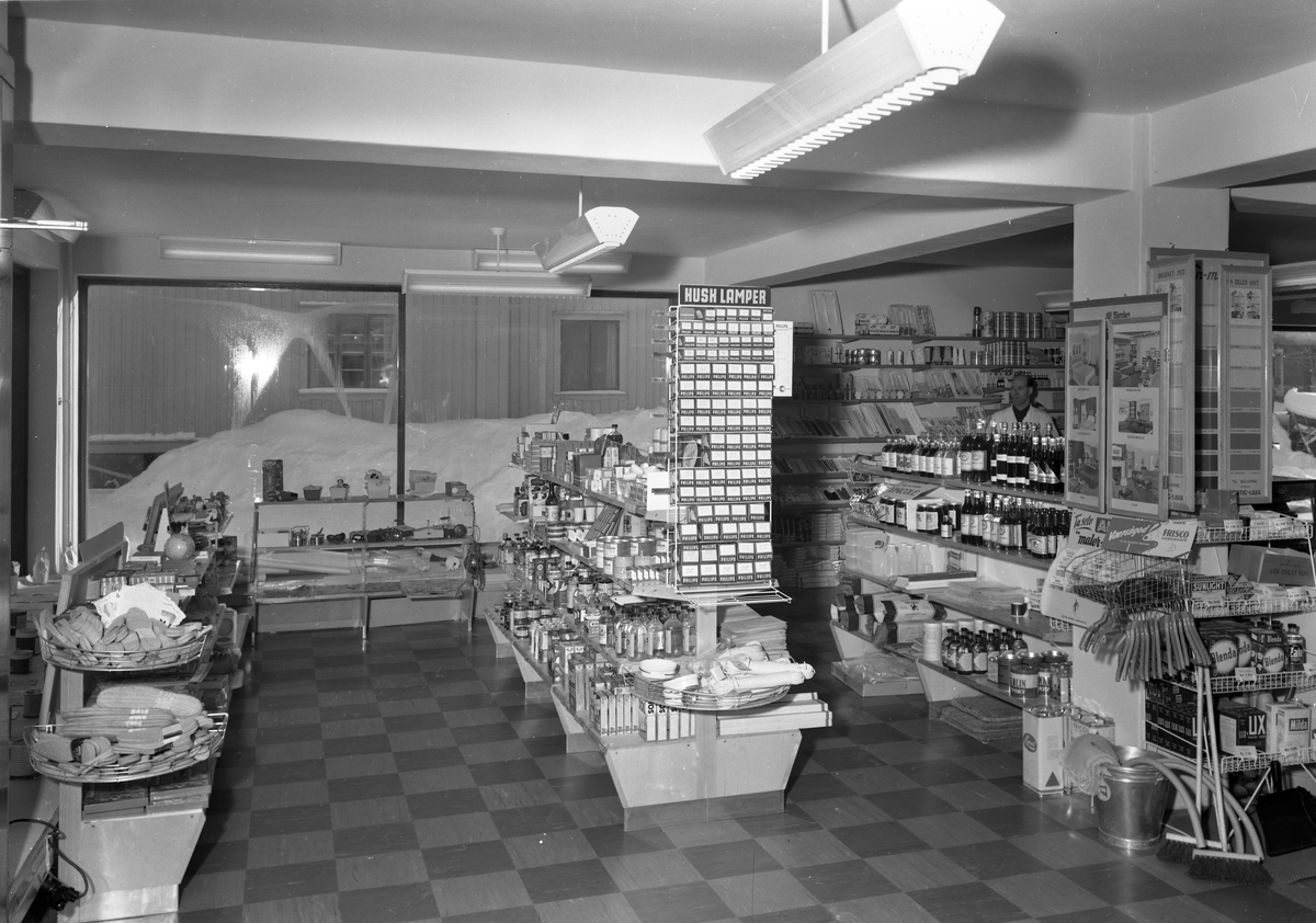 Diverse interiørbilder av Fagernes Fargehandel.
