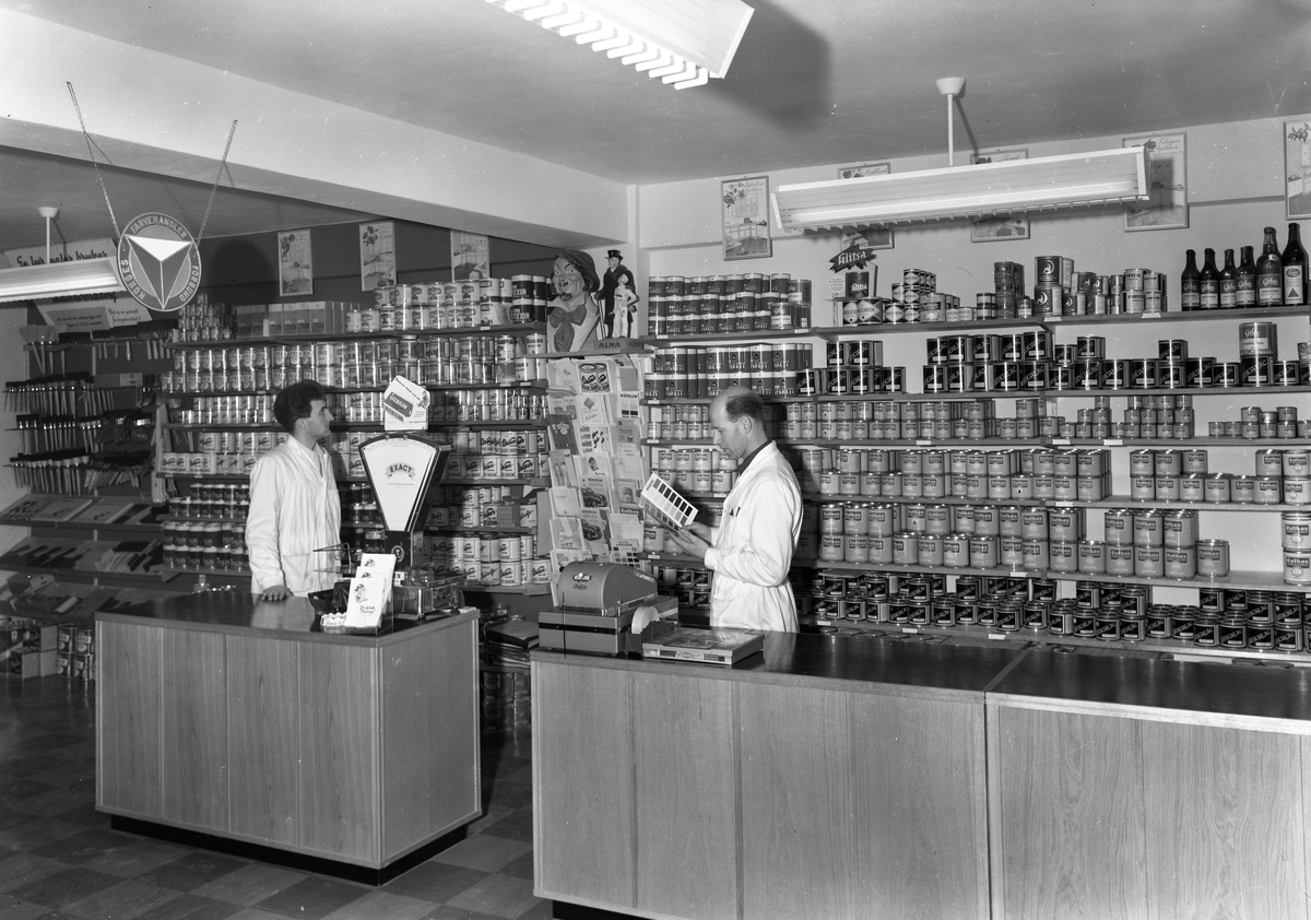 Diverse interiørbilder av Fagernes Fargehandel.