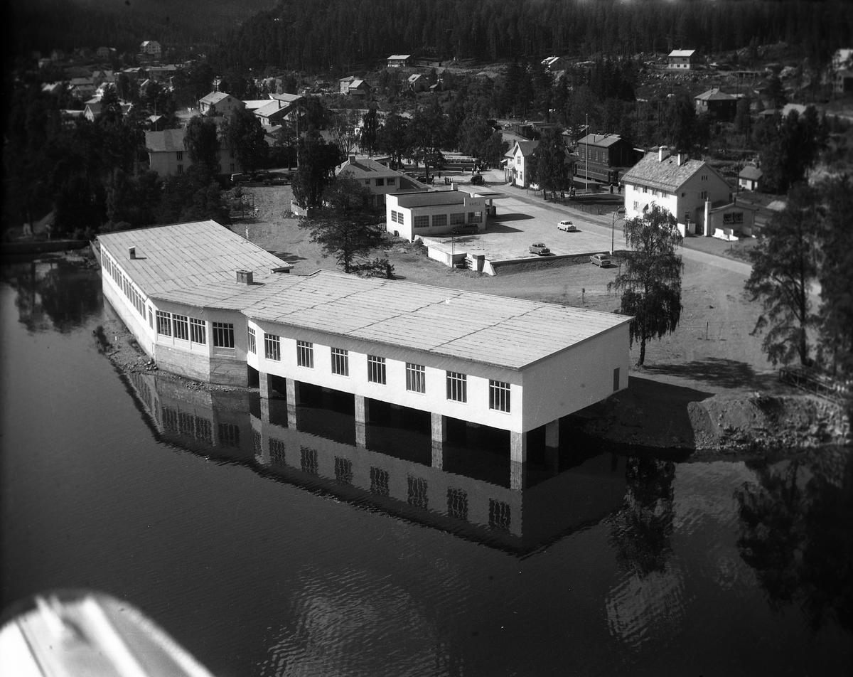 Verkstad og garasjeanlegget til A/S Jotunheimen & Valdresruten Bilselskap på Fagernes, sett opp i 1954.