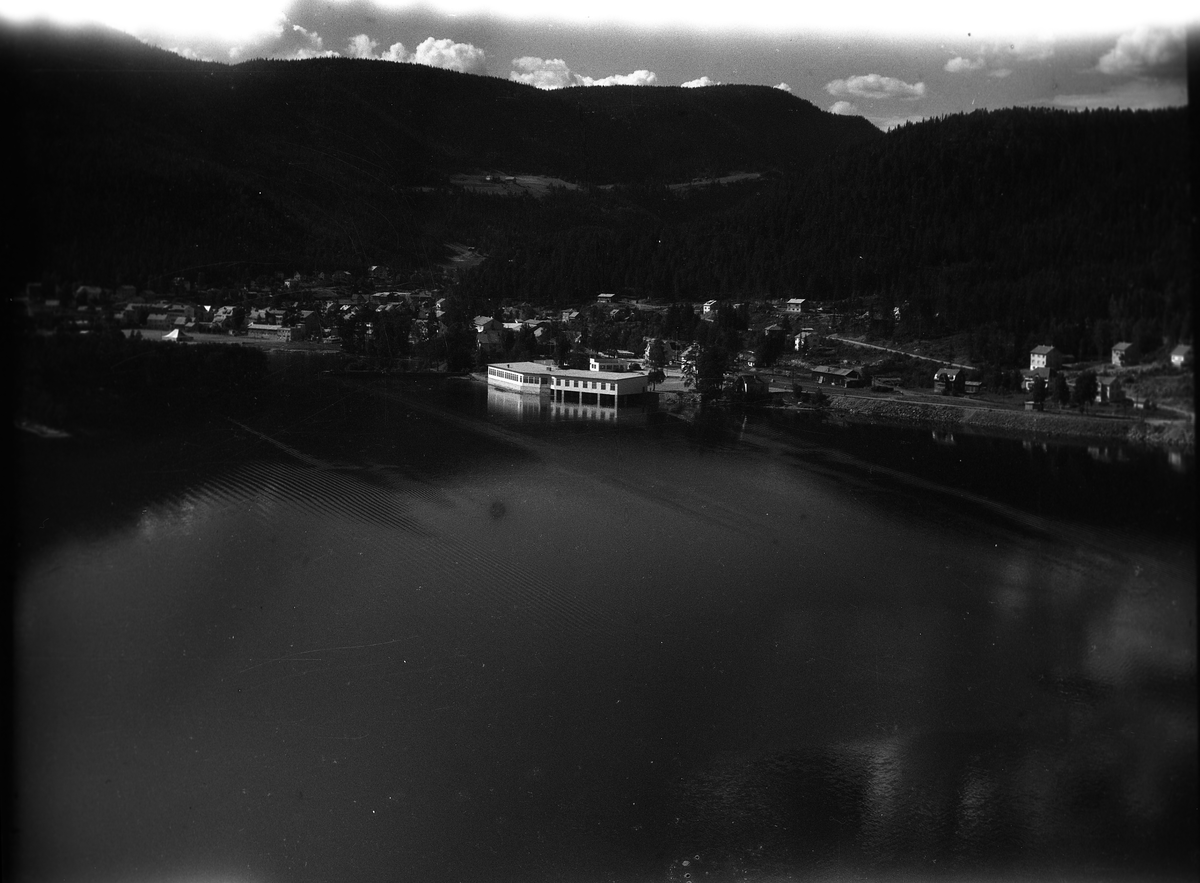 Verkstad og garasjeanlegget til A/S Jotunheimen & Valdresruten Bilselskap på Fagernes, sett opp i 1954.