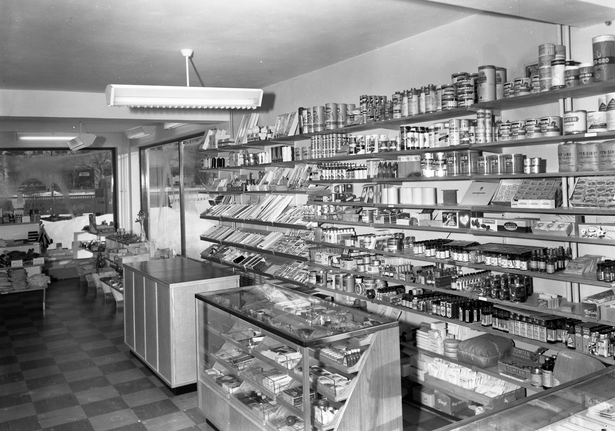 Diverse interiørbilder av Fagernes Fargehandel.
