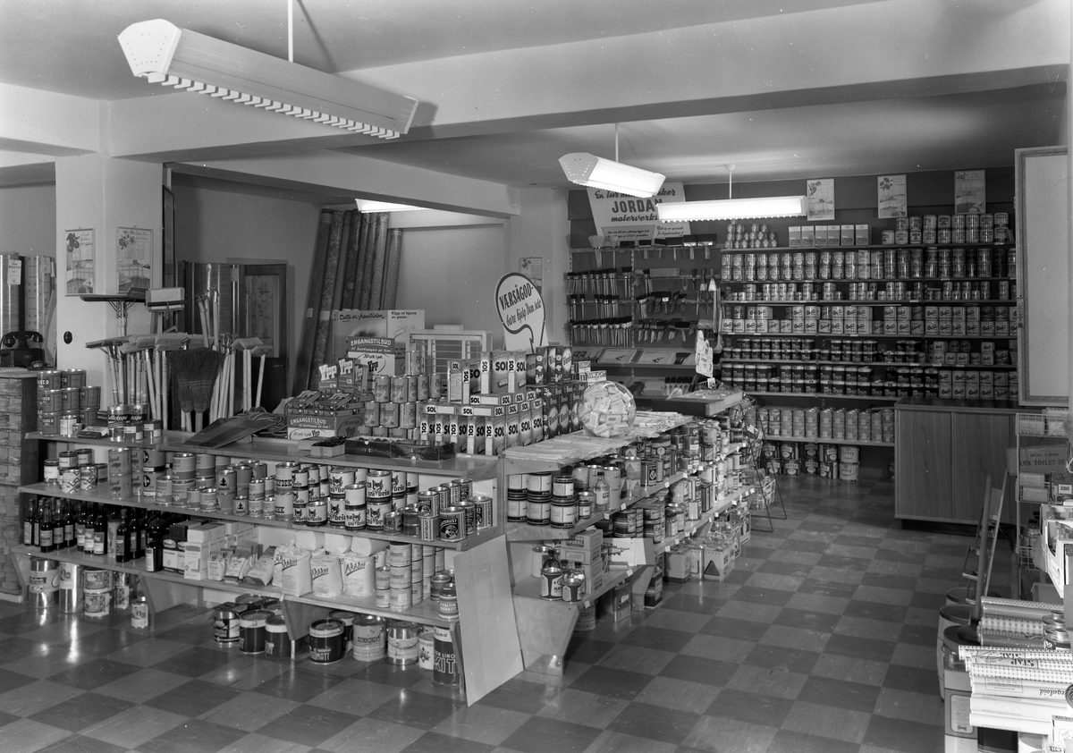 Diverse interiørbilder av Fagernes Fargehandel.