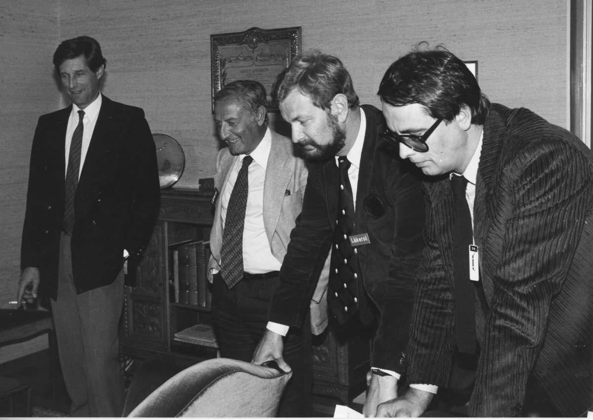 McCann Ericsons europachef på besök tillsammans med direktör Jan Åkervall och direktör Lennart Bollander från Stockholmsbyrån. Utdelninga av Bronslejonet från reklamfilmfestivalen i Canes 1983 för filmen "Krocken" december 1983.