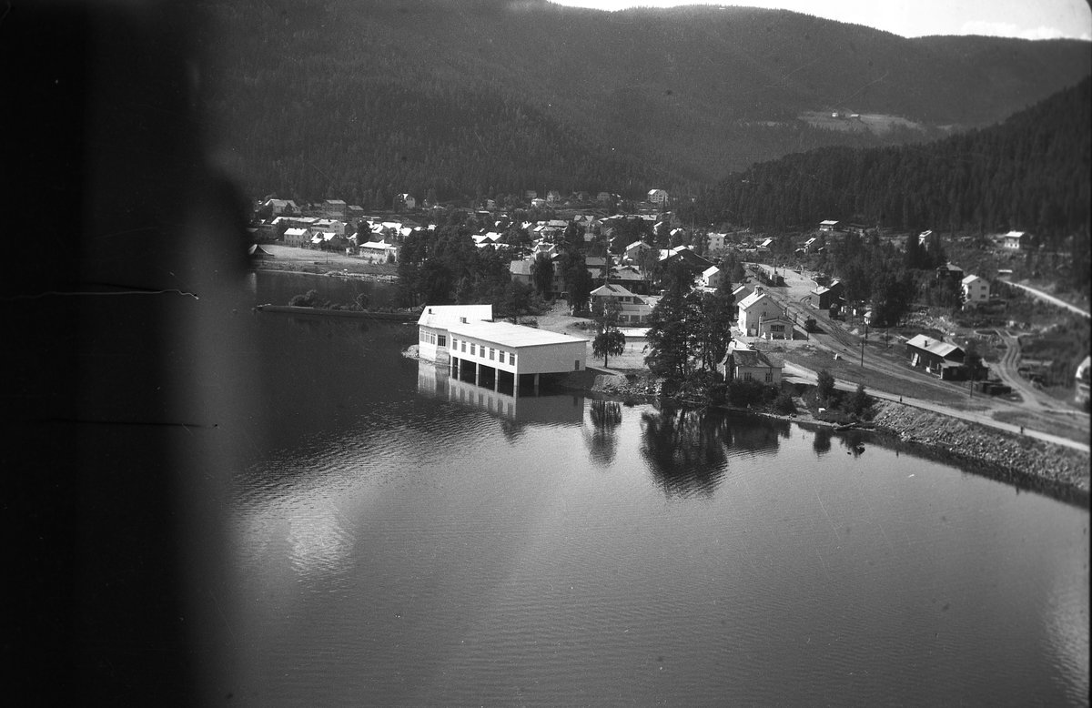 Verkstad og garasjeanlegget til A/S Jotunheimen & Valdresruten Bilselskap på Fagernes, sett opp i 1954.