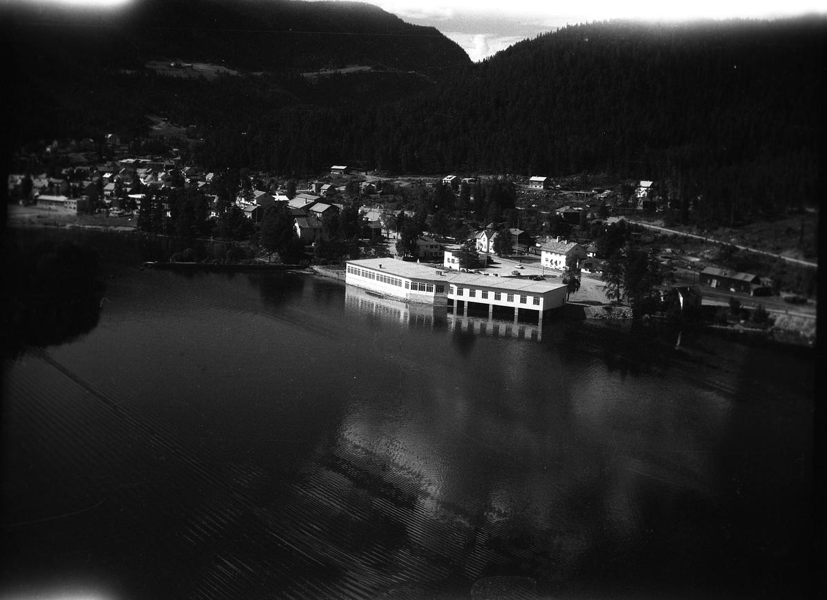 Verkstad og garasjeanlegget til A/S Jotunheimen & Valdresruten Bilselskap på Fagernes, sett opp i 1954.