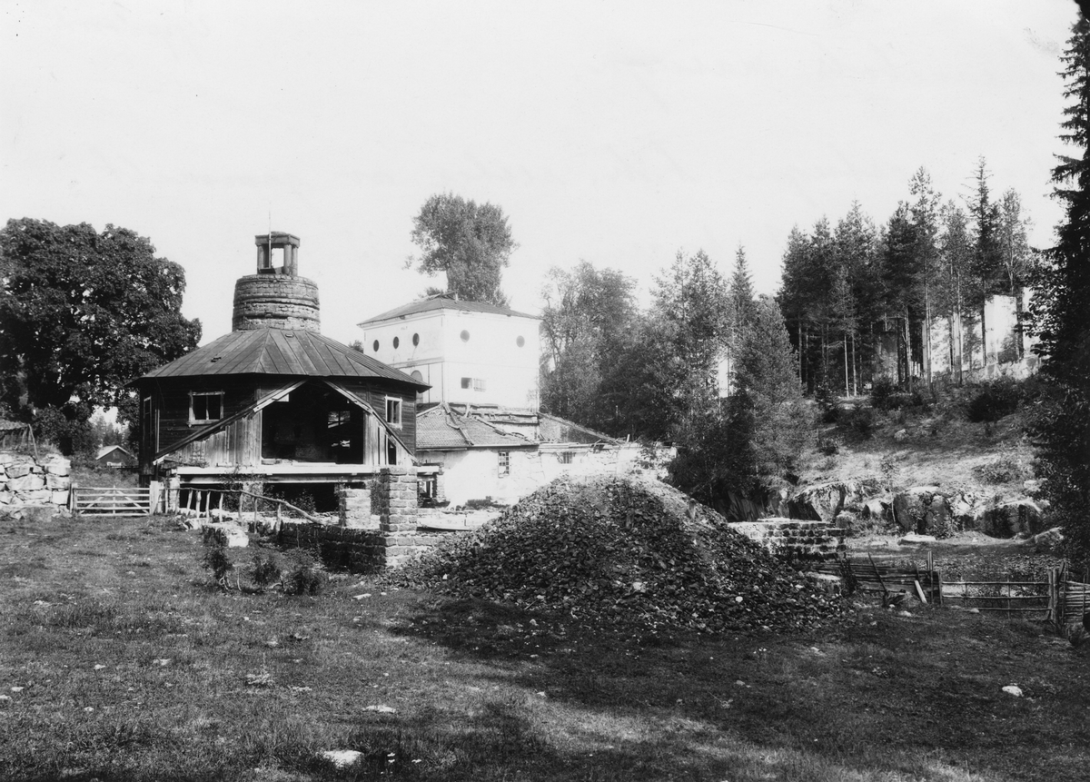 Bennebols masugn. Till vänster rostugn, till höger rester av gammalt kolhus. I förgrunden rostad Dannemoramalm.