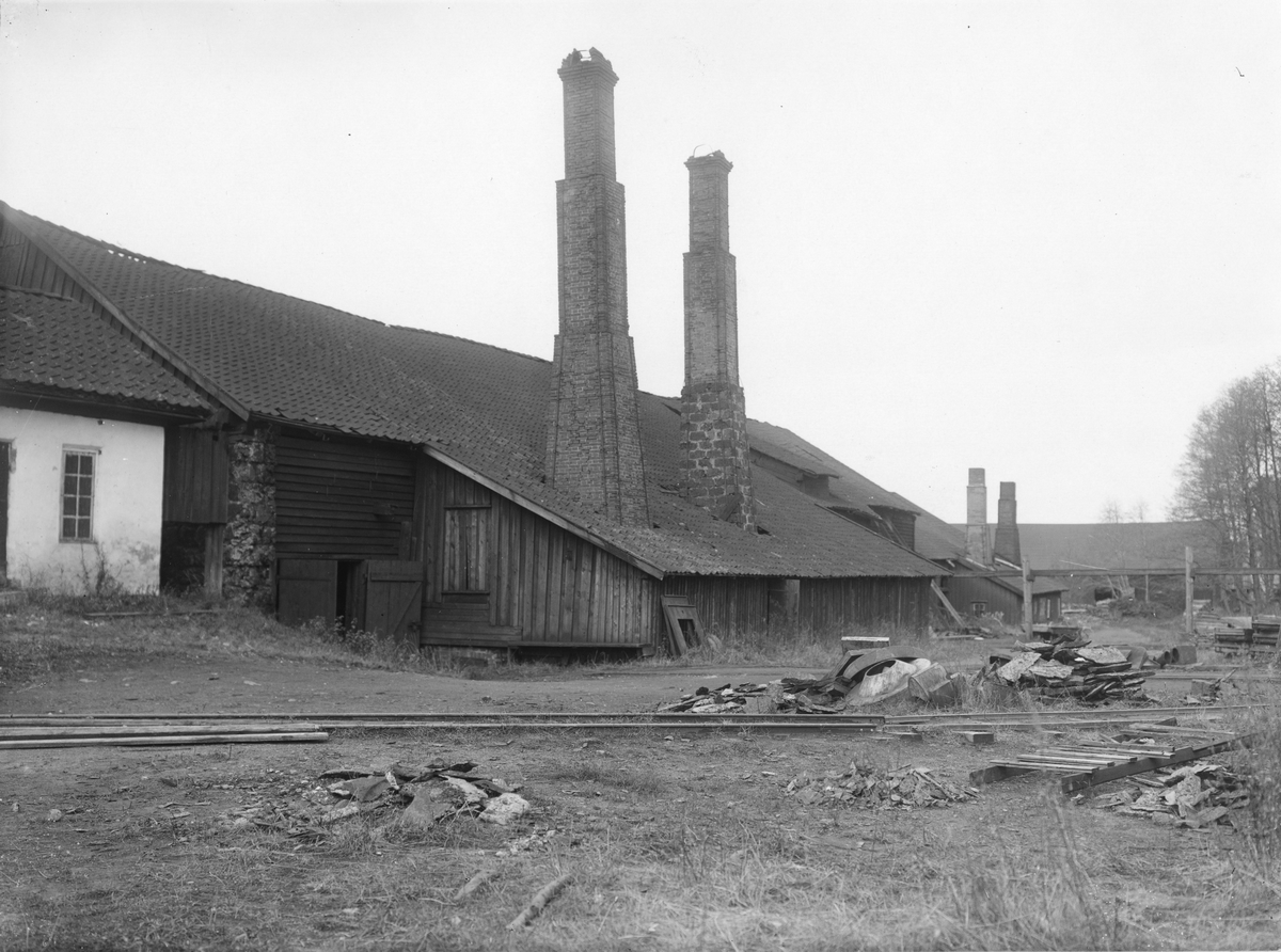 Smältsmedjan i Borgvik, 1924. Med "labby" (den vita byggnaden), från väster.