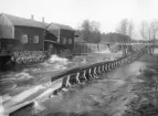 Smältsmedjan från 1778 med smedbron i bakgrunden i Borgvik, 1924.