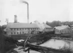 Koppoms pappersbruk och varmsliperiet sett från norr. Till höger synes administrationbyggnaden.