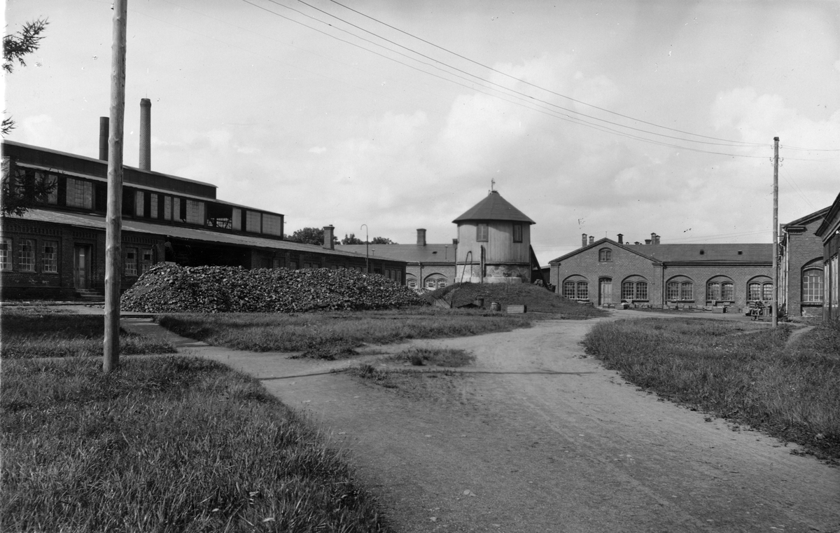 Glasbruk. Bruksgården med hyttan till vänster och sliperierna i fonden.