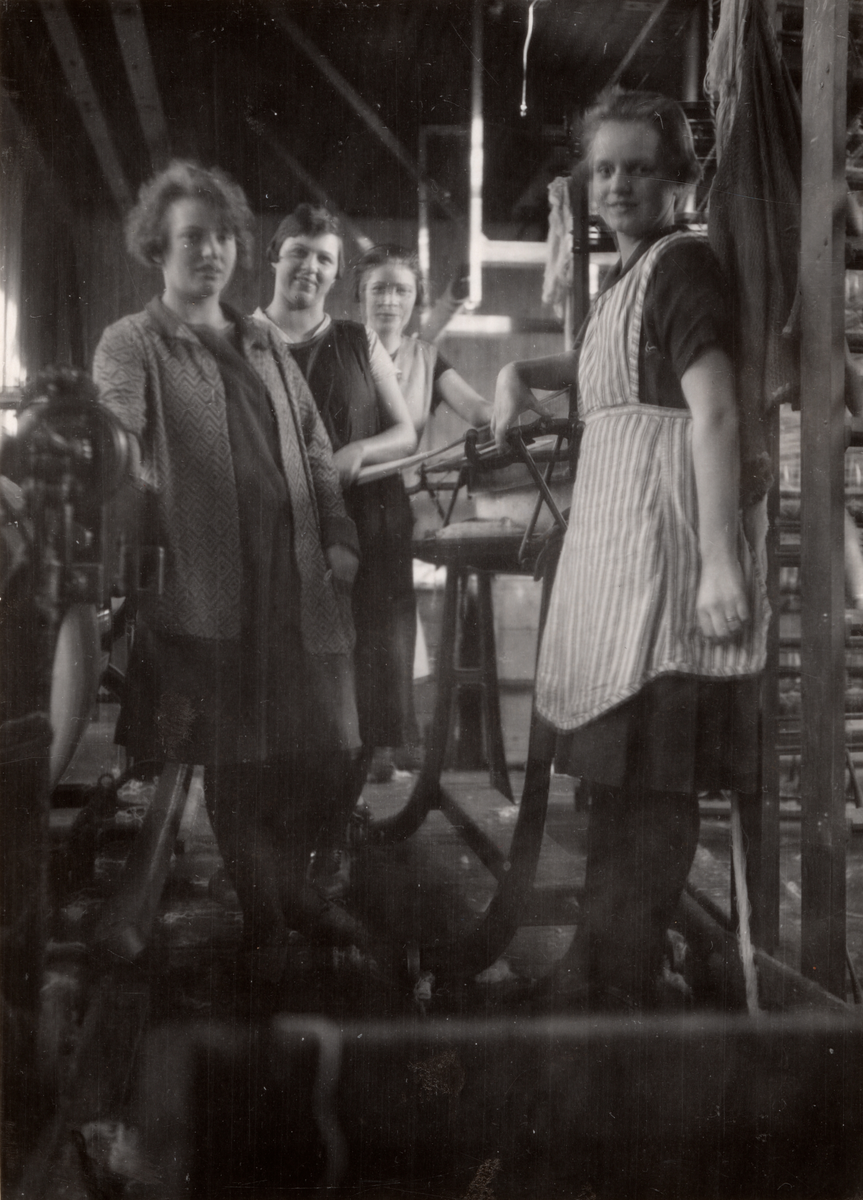 Abrahamsons Berednings Aktiebolag. Uppsätterskor och kättingsskärerskor i fabriken på Kvarngatan 39, 1930.
