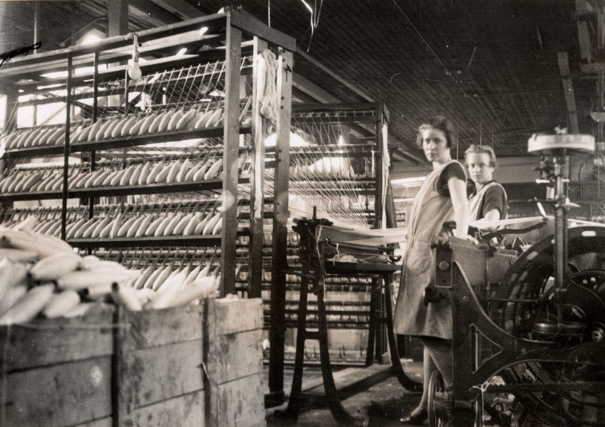 Abrahamsons Berednings Aktiebolag. Kettingsskärningsmaskinen och latsarna på tredje våningen på Kvarngatan 39,1930.