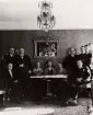 Abrahamsons Berednings Aktiebolag. Bolagsstämma våren 1933. Familjen Abrahamsson samt färgmästare Hylander, beredningsmästare J. Johansson och fröken A. Andersson. Stämman hölls i direktör Gunnar Amrahamssons bostad och efterföljdes av lunch.