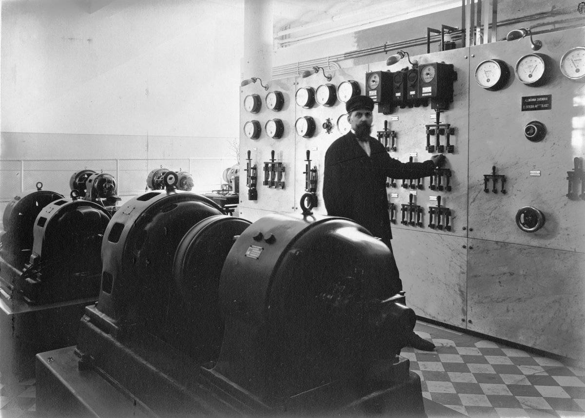 AB Stockholms Glödlampfabrik på Ringvägen 98 i Stockholm, 1917. Maskinrummet.