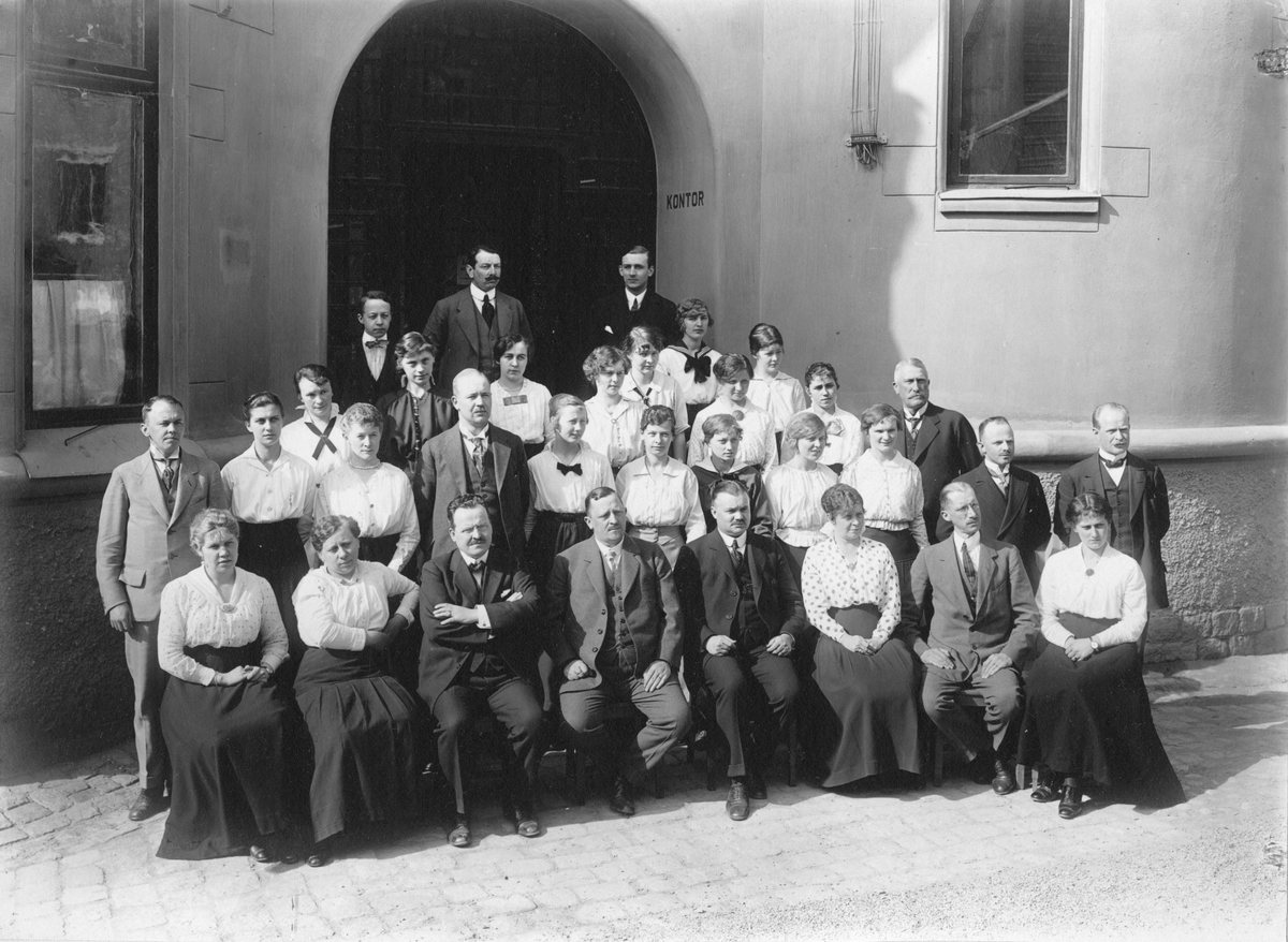 Personal vid AB Stockholms Järnmanufaktur och AB Stockholms Glödlampfabrik på Ringvägen 98 i Stockholm, 1917.
