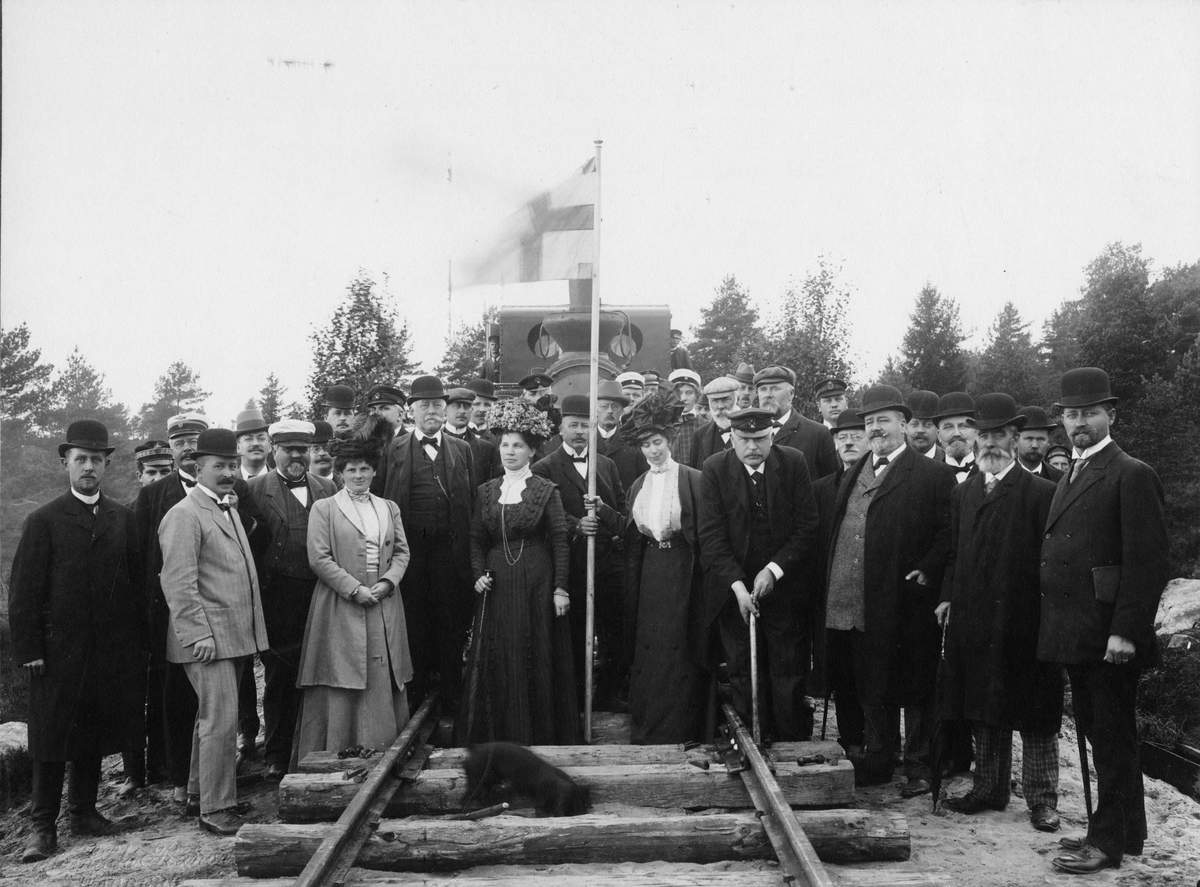 Invigningen av Varberg - Ätrans Järnväg den 10 september 1910. Sista skenskarven dras. Emil Wilner skymtar i bakgrunden till vänster om lokomotivet. Mannen längst till höger kan möjligen vara ingenjör Anders Bendz, som hade Viska-åns reglering på entrepenad.
