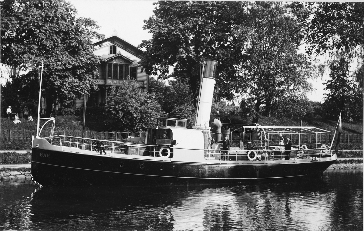 Harschaura. Ångbåt tillverkad vid Motala Mekaniska Verkstad, Östergötland. Levererad 1892. Dubbelpropeller ångbåt om 40 nom. hkr. Längd 22,55 meter, bredd 5,49 meter och djupgående 1,45 meter.