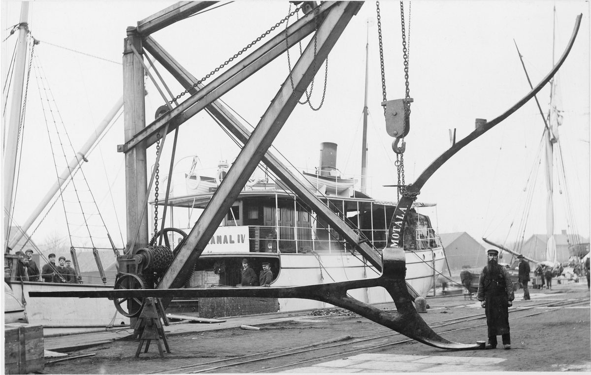 Motala Mekaniska Verkstad, Östergötland 1880-talet.
Bilden visar troligen en smidd akterstäv. Man ser hålet för propelleraxellagret och även för rodret. På denna nitades sen bordläggningsplåtarna.