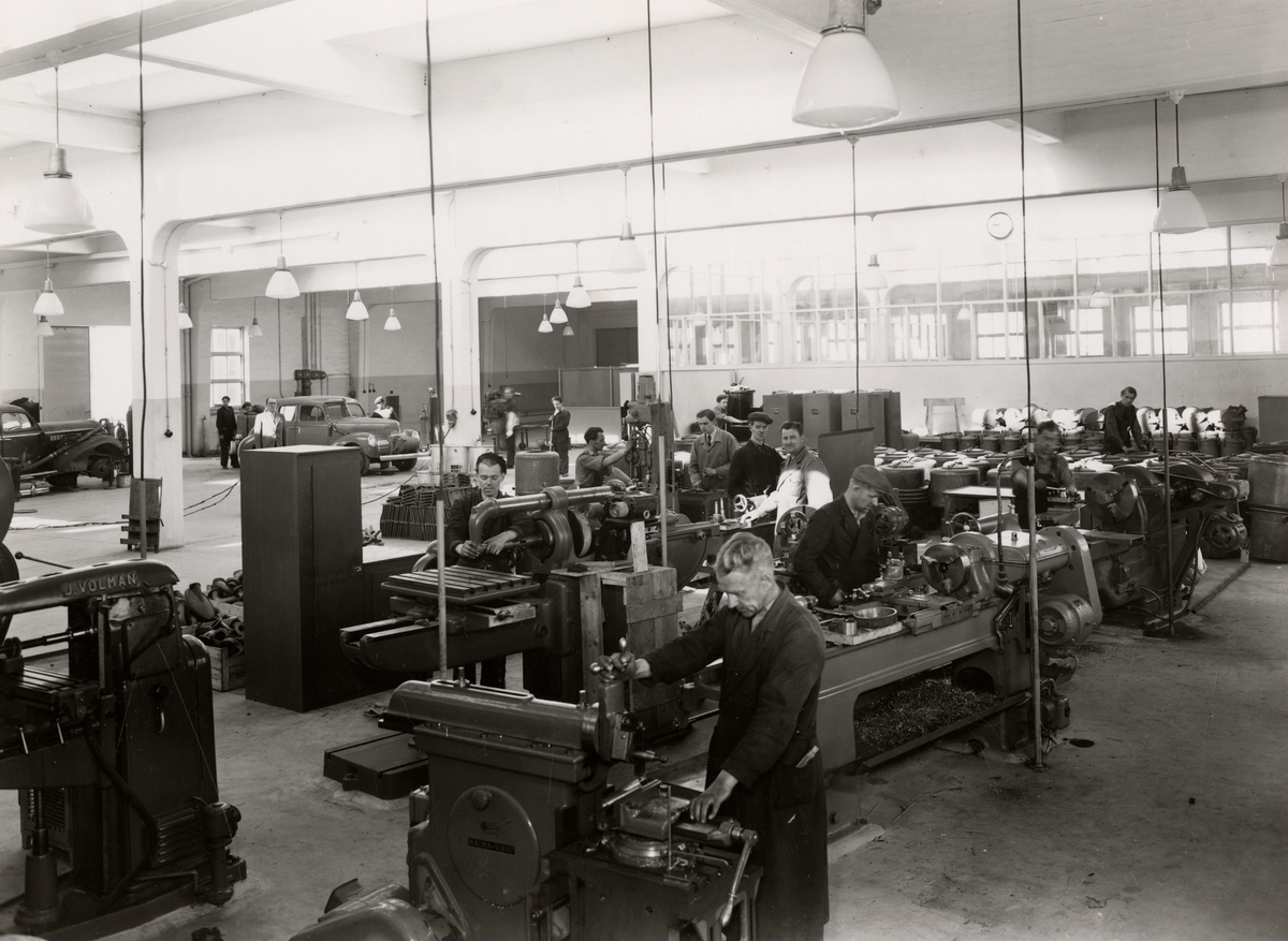 AB Gasgenerator i Örebro. Den stora maskinhallen, som även utgjorde monteringshall och servicestation. Bilden är tagen vid invigningen i juni 1943.