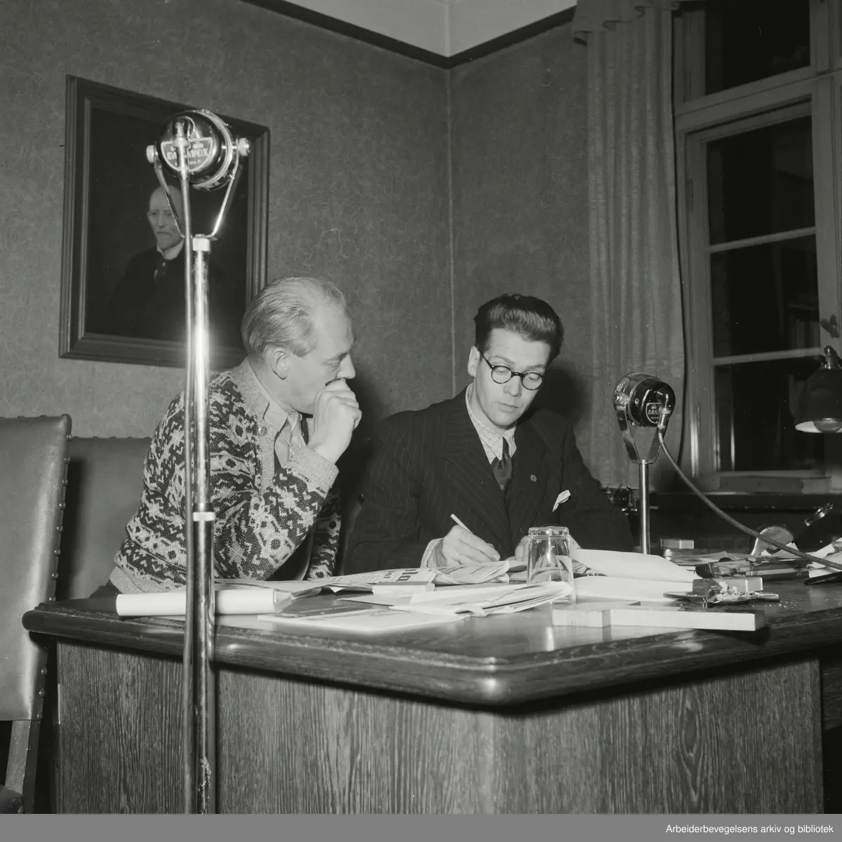 Arbeiderbladets journalister Ola Brandtstorp og Kåre Haugen på valgnatta 1945. Antatt i forbindelse med en valgsending.