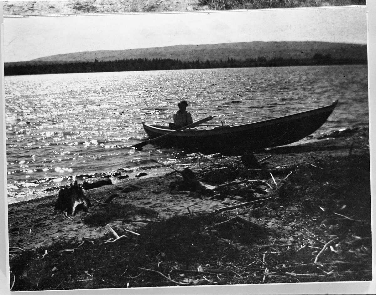 Johannes Skinderviken i båt ved Blilisanda ved Einafjorden, Vestre Toten, august 1909.