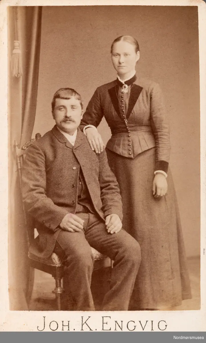 Foto trolig av et ektepar. Familiealbum trolig etter familien Vahlen, bosatt på Dahle, nå under Kristiansund kommune. Hovedsaklig type Carte de visite. Funnet ved rydding av dødsbo. Donert til museet 17.09.2021.