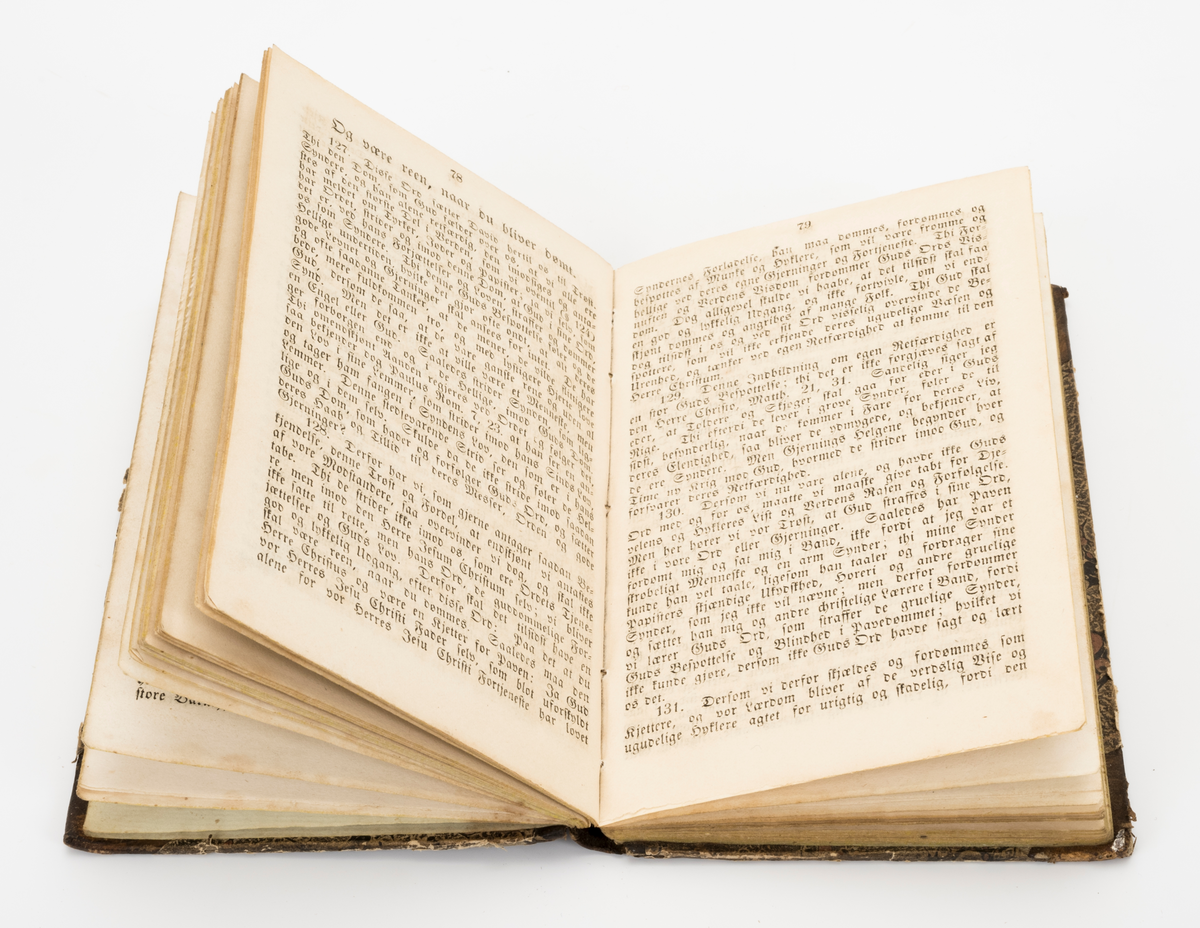 Den guds mands Dr Morten Luthers ypperlige forklaring over den 51. Davids salme, (..) til trykken befordret af N Alnæss. Christiania, 1857. 

Halvbind med skinnrygg og -hjørner, dekorert papirovertrekk.