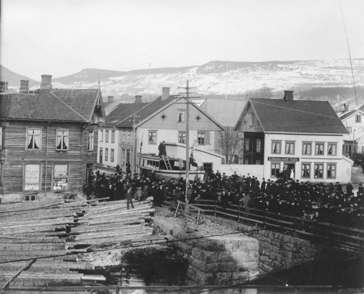 Lillehammer, Lilletorget. D/S Prøven ved transport tilbake fra Losna til Mjøsa