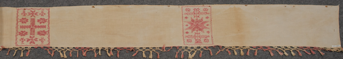 Hängkläde av halvlinne med bomullsgarn till korsstyngnbroderierna. Vit botten, broderier i rött. Knuten frans i rött. Längd 589 cm. Bredd 27 cm. Frans 8 cm. Märkt "1850", "O L N D". Frans: 70 mm.