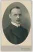 Porträtt på Friherre Gustaf Adolf Lagerfelt, Kapten vid Smålands artilleriregemente. Född 13 mars år 1880 i Slaka socken , Östergötland. Död 21 juni år 1929 i Stockholm.