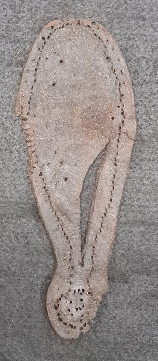 BRÄTTE. LUNDBERG. VÄSTRA BRUNNEN. Fragment av läderskor, 39 st.

År 1943 utförde arkeolog Erik B. Lundberg från riksantikvarieämbetet en arkeologisk utgrävning av den forna staden Brätte.