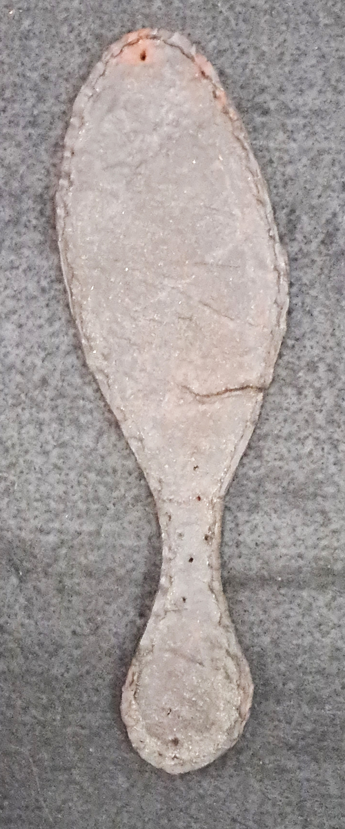 BRÄTTE. LUNDBERG. VÄSTRA BRUNNEN. Fragment av läderskor, 39 st.

År 1943 utförde arkeolog Erik B. Lundberg från riksantikvarieämbetet en arkeologisk utgrävning av den forna staden Brätte.