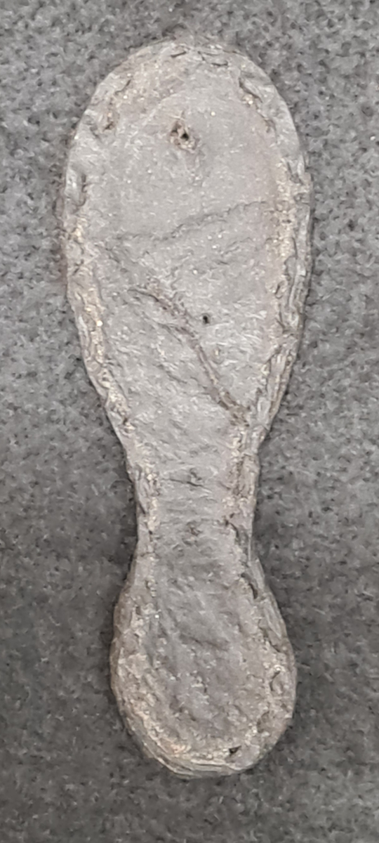 BRÄTTE. LUNDBERG. VÄSTRA BRUNNEN. Fragment av läderskor, 39 st.

År 1943 utförde arkeolog Erik B. Lundberg från riksantikvarieämbetet en arkeologisk utgrävning av den forna staden Brätte.