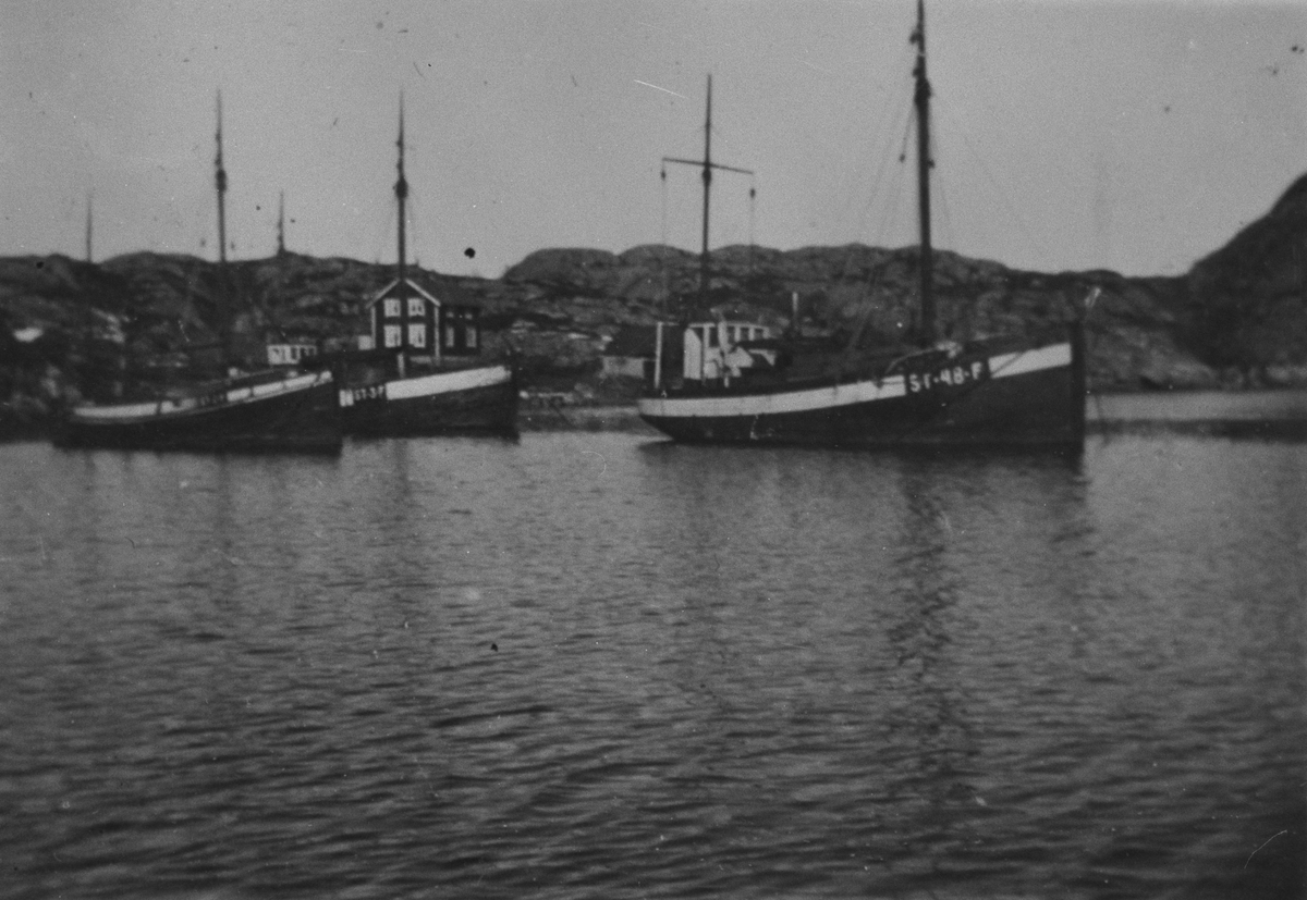 Båter i Storvågbukta, Fjellværsøya, Hitra. M/K Forsøk ligger frammerst. I bakgrunnen : husa i Kartholmvika.