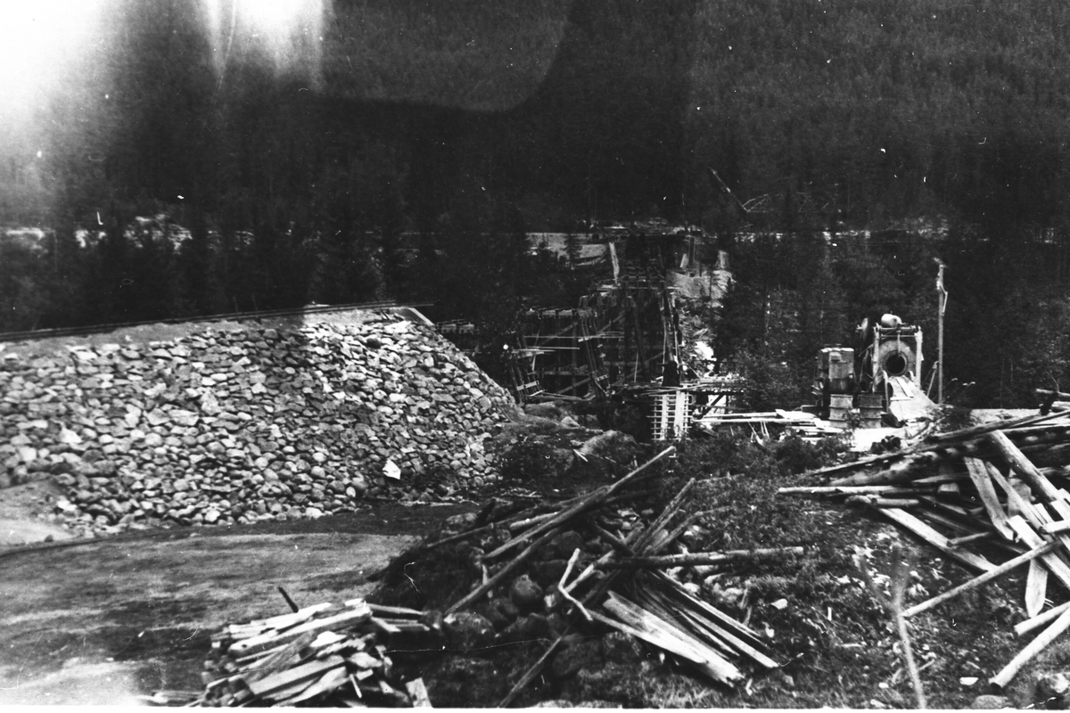 Mellombels bru, kalla Falkenhorst Brücke, som tyskarane sett opp etter at Svenkerudbrua vart sprengd i april 1940.