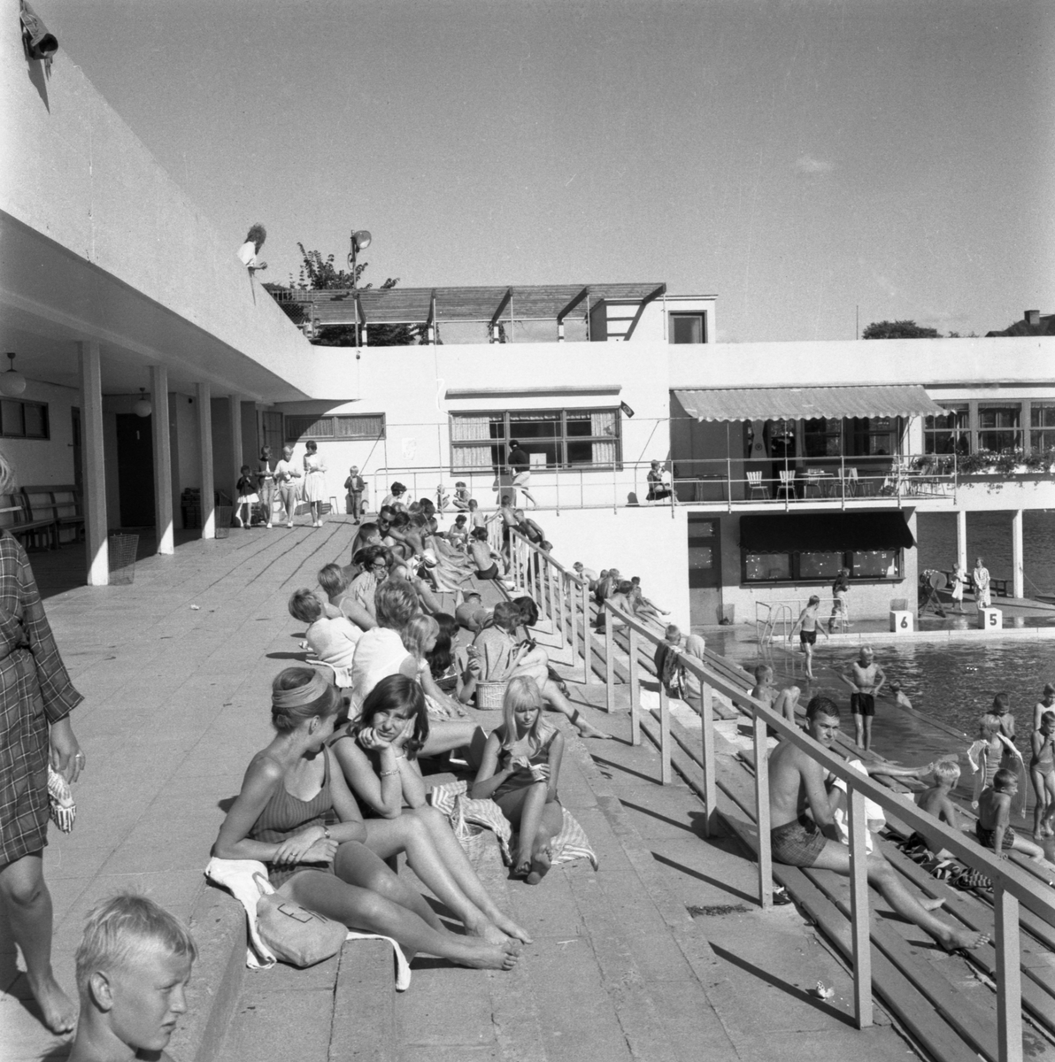 I Linköping har Tinnerbäcksbadet erbjudit sol och bad sedan 1938. Här en vy utmed soltrappan med god utsikt över bassäng och badsjö. Odaterad bild som bär 1960-talets prägel.