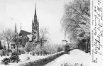 Matteus kyrka i Norrköping från promenaden mellan kyrkan och områdets äldsta begravningsplats. Brevkort postgånget 1904.