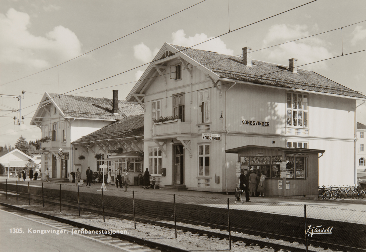 Postkort, Kongsvinger stasjon, jernbanestasjon, stasjonsbygning, jernbanespor, Narvesen kiosk, reisende på perrongen,