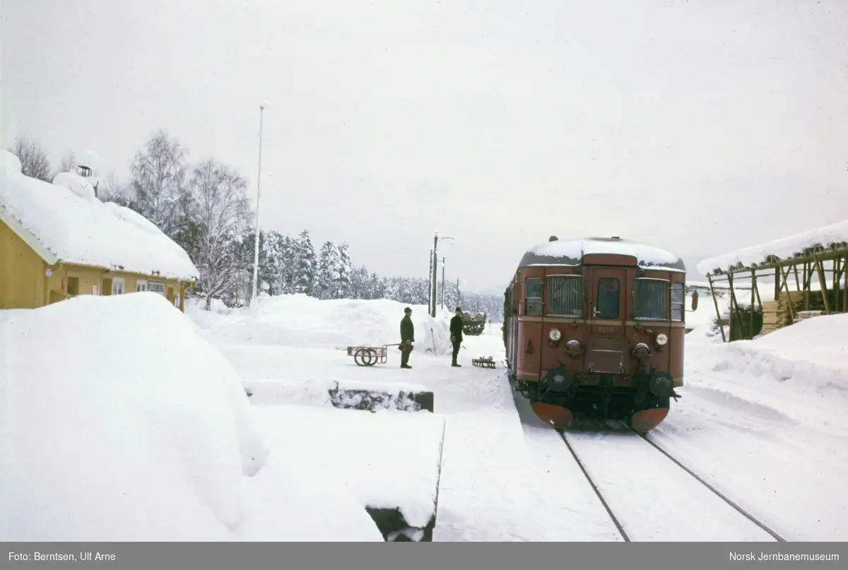 Dieselmotorvogn Bmdo 86 56 med persontog fra Kongsberg til Rødberg på Flesberg stasjon på Numedalsbanen